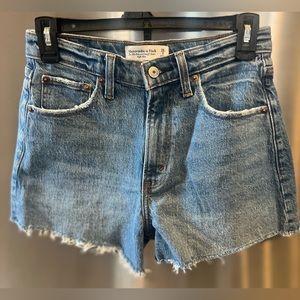 Abercrombie & Fitch The '90s Relaxed Cutoff Short
High Rise size 26